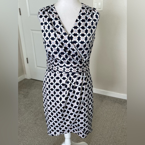 NWOT H & M Navy and PinkV Neck Geometric Wrap Dress Size 6 - Picture 1 of 12